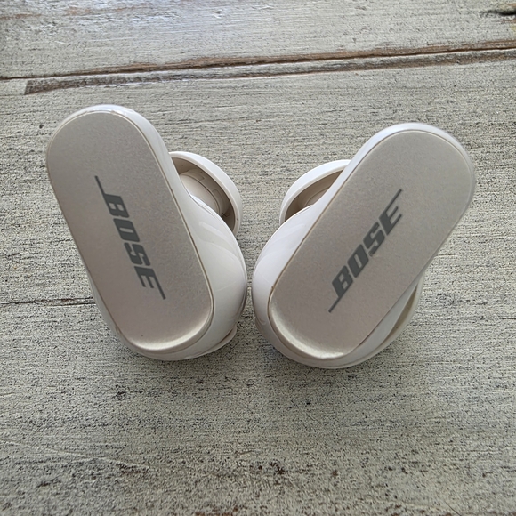 Bose Quiet Comfort Ultra White Smoke Wireless Earbuds - Picture 4 of 9